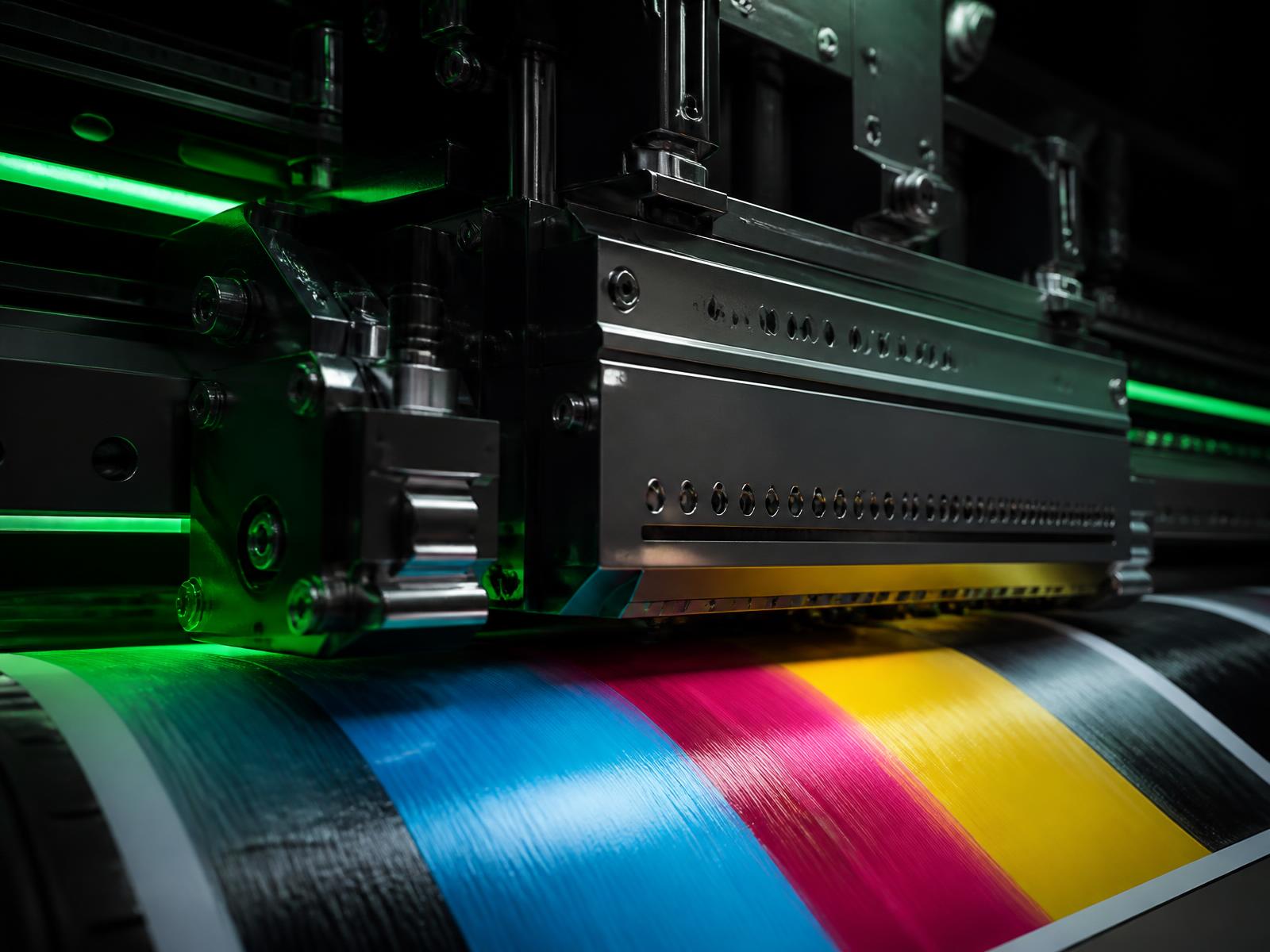 Máquina de impressão digital SAYF em produção com tintas CMYK